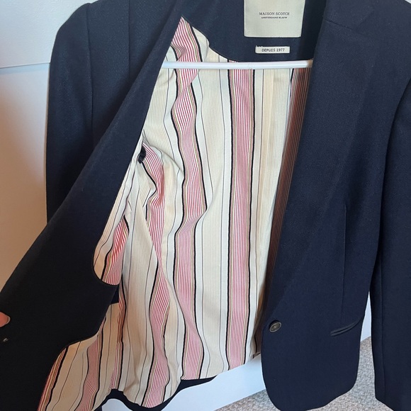 Like new Navy blue Madison Scotch Blazer, unique inner lining. Perfect for fall! - Picture 6 of 8